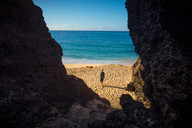 マウイ島で大きなビーチで晴れた日に歩いている女性。 - hawaii islands maui big island tropical climate ストックフォトと画像