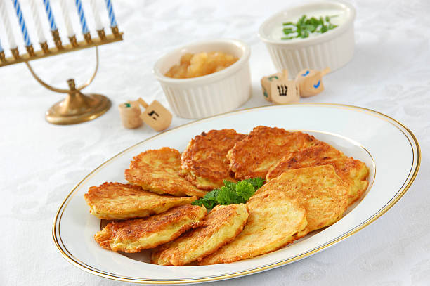 Latkes 대한 하누카 스톡 사진