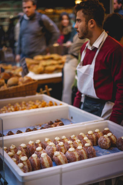 パン屋さんストール バラー マーケット ロンドン (英国) でのドーナツを販売します。 - kiosk editorial traditional culture famous place ストックフォトと画像