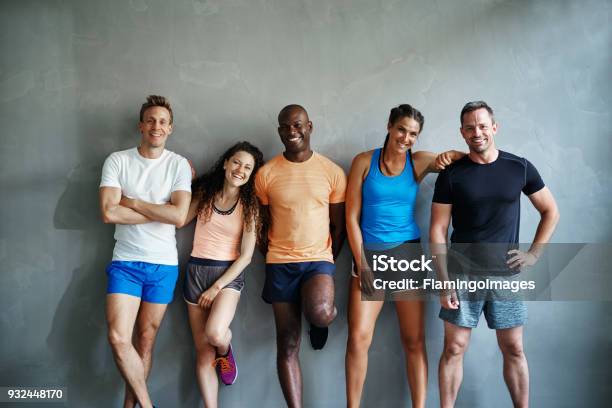 체육관에서 함께 서 있는 스포츠에서 친구를 웃 고 운동에 대한 스톡 사진 및 기타 이미지 - 운동, 건강한 생활방식, 단체