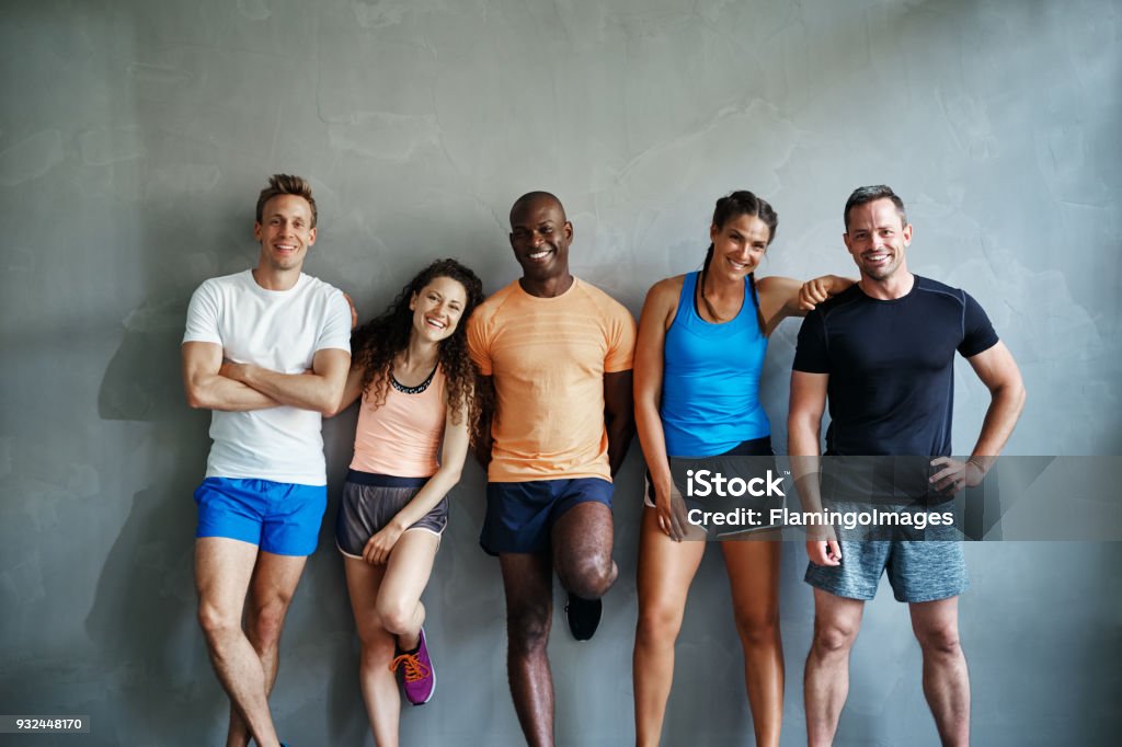 在運動服站在一起在健身房笑的朋友 - 免版稅健身運動圖庫照片