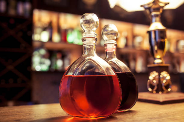 decanter con liquior in un bar - gin decanter whisky bottle foto e immagini stock