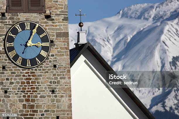 Iglesia En Una Torre De Reloj Foto de stock y más banco de imágenes de Aire libre - Aire libre, Arquitectura, Arquitectura exterior