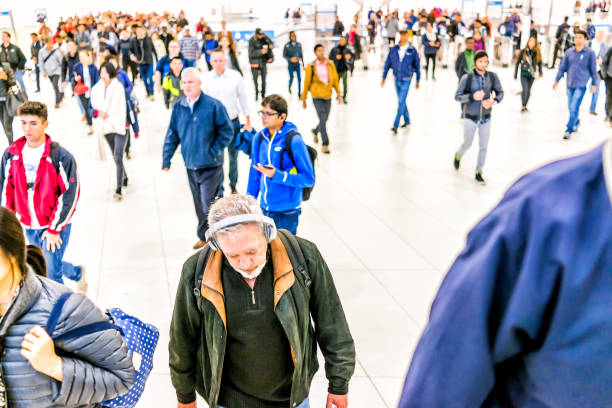 persone nel centro di trasporto oculus alla stazione della metropolitana world trade center di new york, pendolarità, treno path del new jersey, molte macchine affollate per l'uscita della folla - fulton market foto e immagini stock