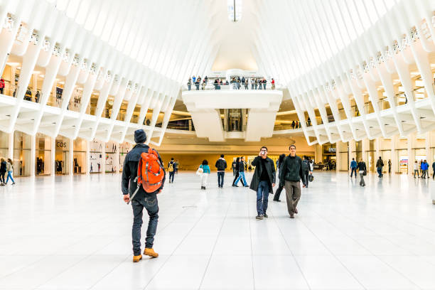 persone nel centro di trasporto di oculus alla stazione della metropolitana world trade center di new york, pendolari, passeggiate al piano del corridoio - fulton market foto e immagini stock