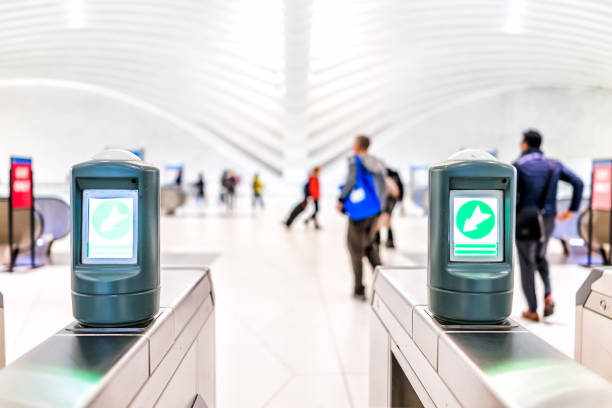 persone nel centro di trasporto oculus presso la stazione della metropolitana world trade center di new york, pendolarità, macchine per tornello di uscita del treno new jersey path e primo piano della metrocard - fulton market foto e immagini stock