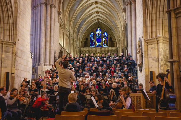 ein chor in der southwark cathedral in london (uk) zu üben. - people togetherness group of people editorial stock-fotos und bilder