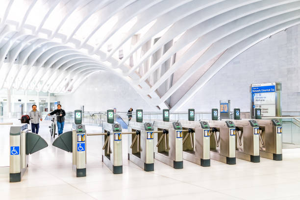 persone nel centro di trasporto oculus presso la stazione della metropolitana world trade center di new york, pendolarità, macchine per tornello di uscita del treno new jersey path e primo piano della metrocard - fulton market foto e immagini stock