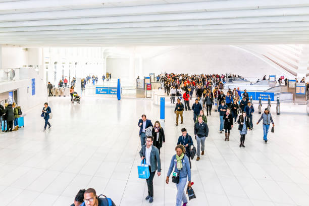 세계 무역 센터 뉴욕 지하철 역, 출퇴근, 뉴저지 경로 기차, 많은 붐비는 군중에는 쏟아지는 교통 허브에서 사람들이 컴퓨터를 종료 - fulton market 뉴스 사진 이미지