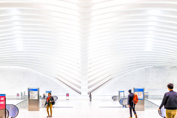 persone nel centro di trasporto oculus alla stazione della metropolitana world trade center di new york, pendolarità, treno path del new jersey - fulton market foto e immagini stock