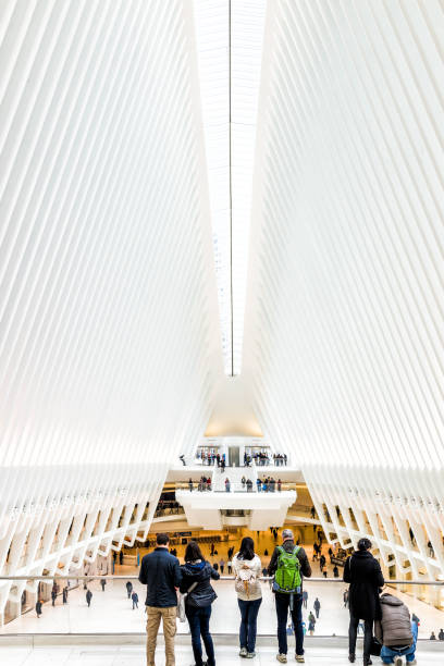 persone nell'hub di trasporto di oculus alla stazione della metropolitana world trade center di new york, pendolari, molte affollate sale della folla - fulton market foto e immagini stock