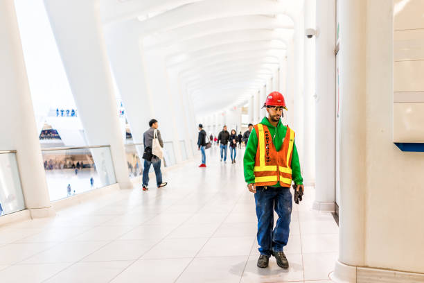 operaio di costruzione di persone nel centro di trasporto oculus presso la stazione della metropolitana del world trade center nyc, gilet, elmetto - fulton market foto e immagini stock