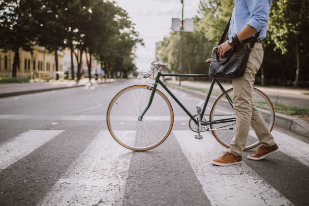 attraversare la strada con la bicicletta - ethnicity cycle professional occupation business person foto e immagini stock