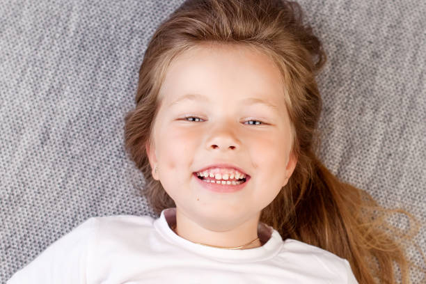 ritratto della bella bambina sorridente - beauyiful foto e immagini stock