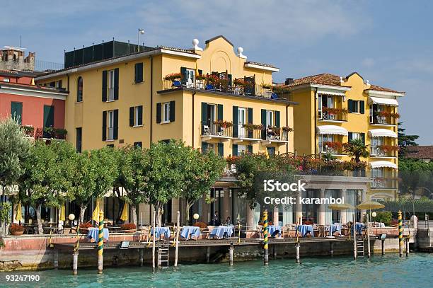 Garda Lakeside Sirmione Itália - Fotografias de stock e mais imagens de Amarelo - Amarelo, Ao Ar Livre, Azul