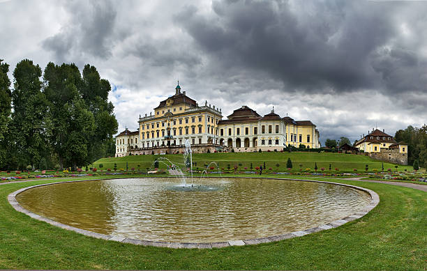 castello di ludwigsburg giardino - duke gardens foto e immagini stock
