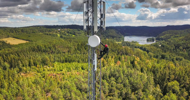 arbeiten in der höhe - sendemast stock-fotos und bilder