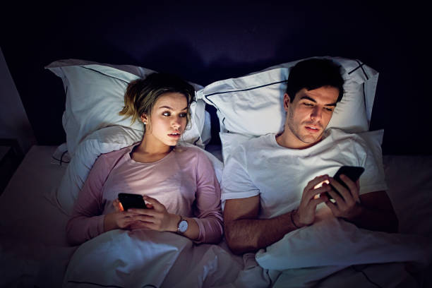 mobiltelefon-addiction - svartsjuk fru kikar maken textning i sängen - kvinna telefonbedragare bildbanksfoton och bilder