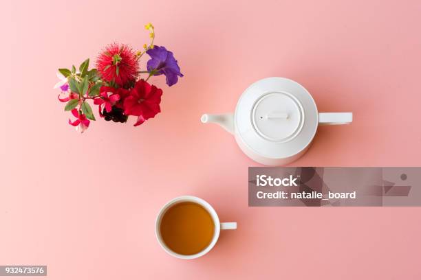 Photo libre de droit de Tasse À Thé Pot Et Fleurs Sur Fond Rose Den Haut banque d'images et plus d'images libres de droit de Vue en plongée - Vue en plongée, Théière, Thé - Boisson chaude