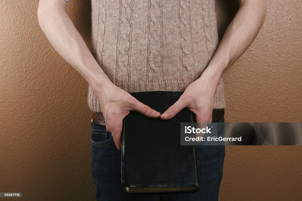 Young Man Holding Bibel - Lizenzfrei Bibel Stock-Foto