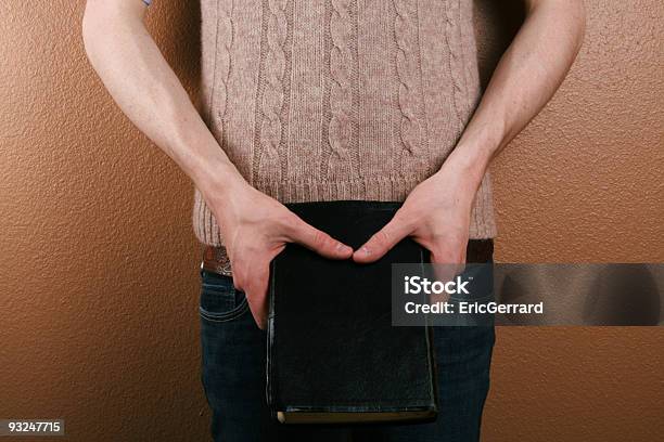 Young Man Holding Bibel Stockfoto und mehr Bilder von Bibel - Bibel, Buch, Christentum