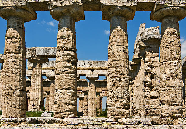 temple d'héra colonnade, paestum, en italie - hms juno photos et images de collection