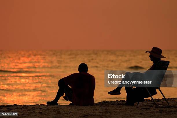 Пара Сидящая На Пляже — стоковые фотографии и другие картинки Люди - Люди, Тампа, Honeymoon Island State Park