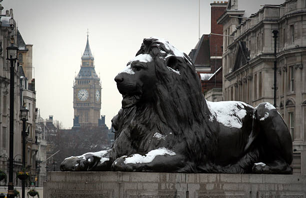 nevoso trafalgar square - lion statue london england trafalgar square foto e immagini stock