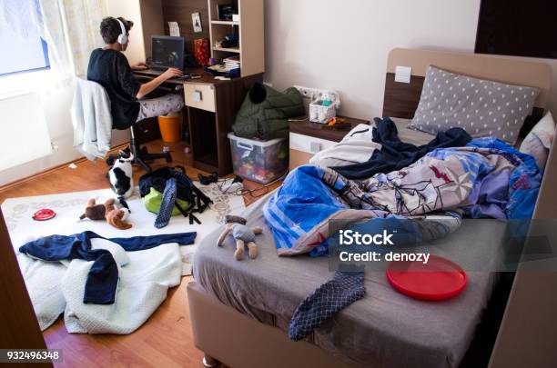 Photo libre de droit de Chambre Malpropre Adolescents banque d'images et plus d'images libres de droit de En désordre - En désordre, Chambre à coucher, Adolescent