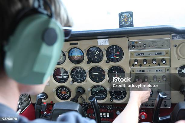 Photo libre de droit de Pilote À La Radio banque d'images et plus d'images libres de droit de Casque téléphonique - Casque téléphonique, Pilote, Piloter