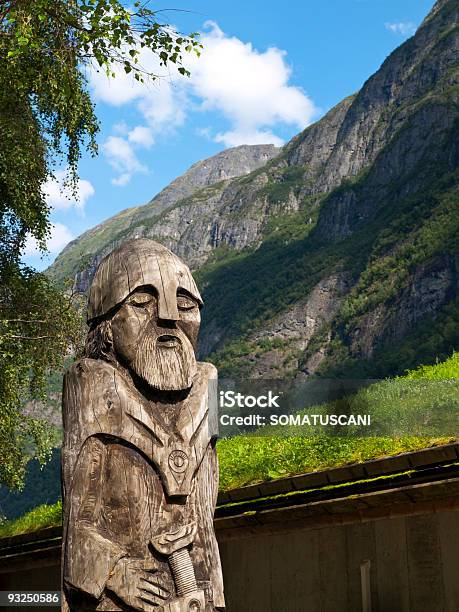 Photo libre de droit de Viking Statue En Bois banque d'images et plus d'images libres de droit de Viking - Viking, Norvège, En bois