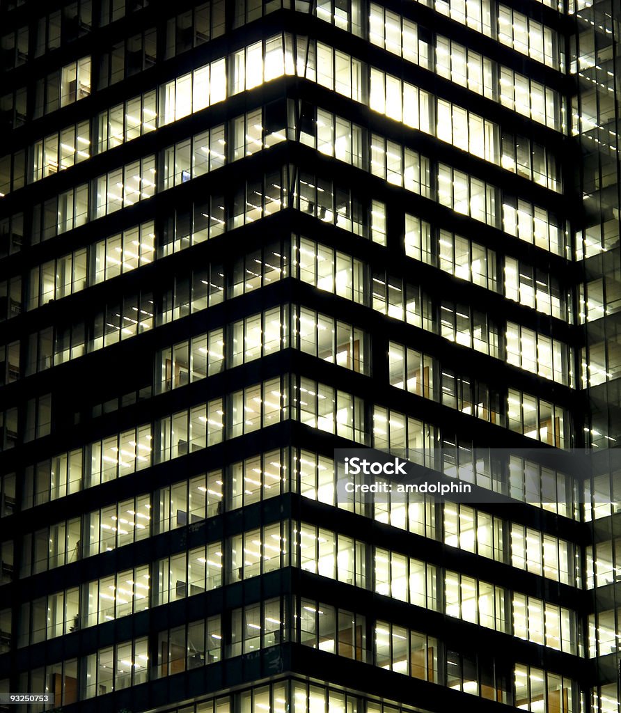 Immeuble de bureaux moderne de nuit - Photo de Nuit libre de droits