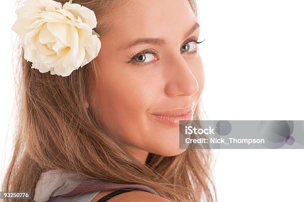 Porträt Von Attraktiven Brown Männlichen Mädchen Mit Blumen In Den Haaren Stockfoto und mehr Bilder von Attraktive Frau