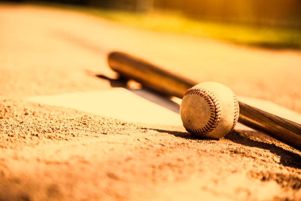 бейсбольный сезон здесь.  летучая мышь и мяч на домашней тарелке. - baseball spring training baseballs sports glove стоковые фото и изображения