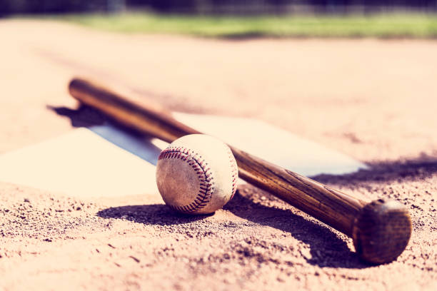野球のシーズンはここにです。 バットとボールをホーム プレート。 - baseball spring training baseballs sports glove ストックフォトと画像
