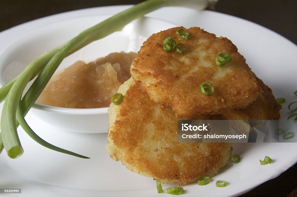 Latkes avec compote de pommes et à l'oignon vert - Photo de Hanoukka libre de droits