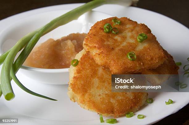 Photo libre de droit de Latkes Avec Compote De Pommes Et À Loignon Vert banque d'images et plus d'images libres de droit de Hanoukka - Hanoukka, Repas, Aliment