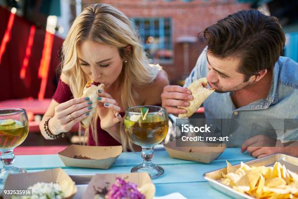 Coppia Romantica Mangiare Tacos Strada Al Ristorante Messicano Allaperto - Fotografie stock e altre immagini di Taco