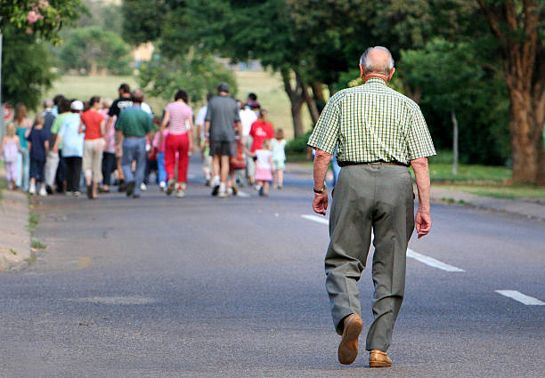 organizowanie z młodych - generation gap walking senior men crowd zdjęcia i obrazy z banku zdjęć