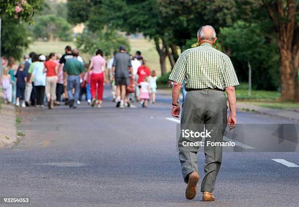 Acompanhar O Jovem - Fotografias de stock e mais imagens de Andar - Andar, Multidão, Terceira idade