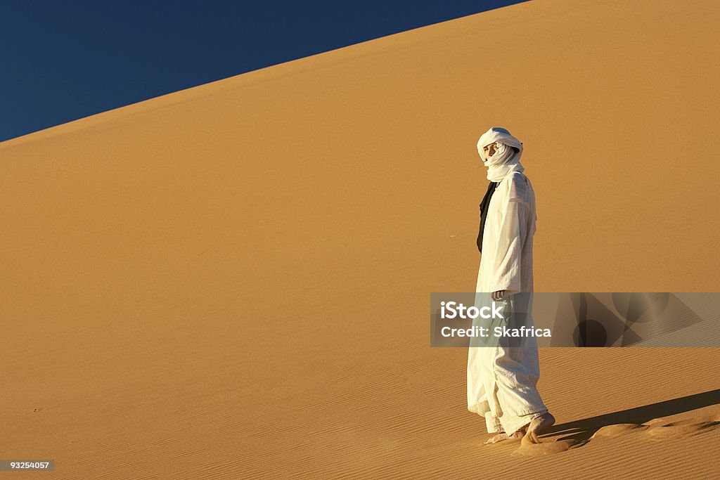 Menina no Sahara - Royalty-free Andar Foto de stock