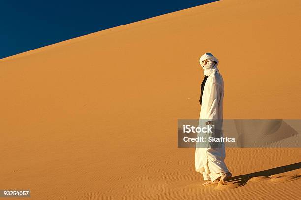 Menina No Sahara - Fotografias de stock e mais imagens de Andar - Andar, Mulheres, Safari