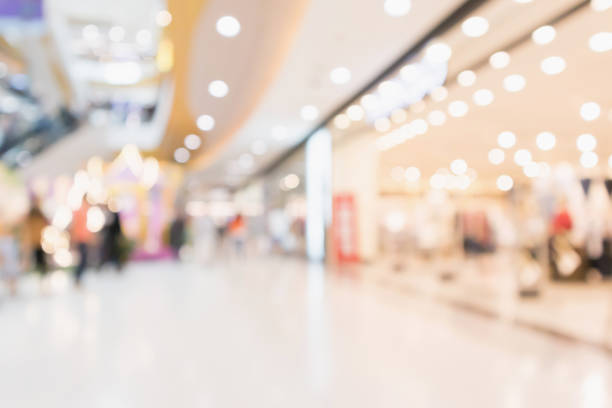 抽象的なぼかし現代ショッピング モール インテリア多重背景の人々 - ショッピングセンタ��ー ストックフォトと画像