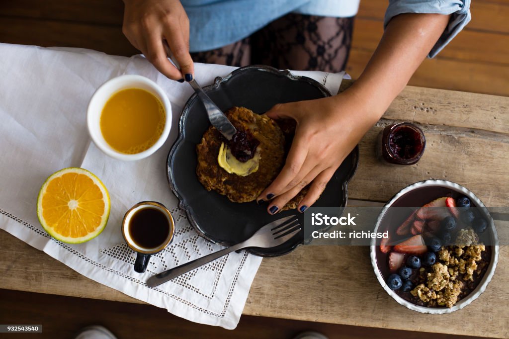Desayuno saludable: integral cereales con algunas frutas sobre la mesa - Foto de stock de Fibra dietética libre de derechos