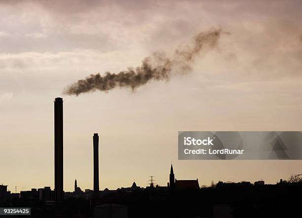 Industria En La Noche Foto de stock y más banco de imágenes de Aire libre - Aire libre, Alto - Descripción física, Amanecer