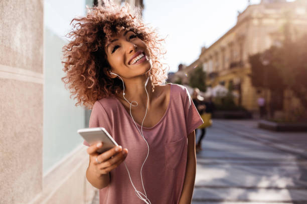 istock Listening to music 932546162