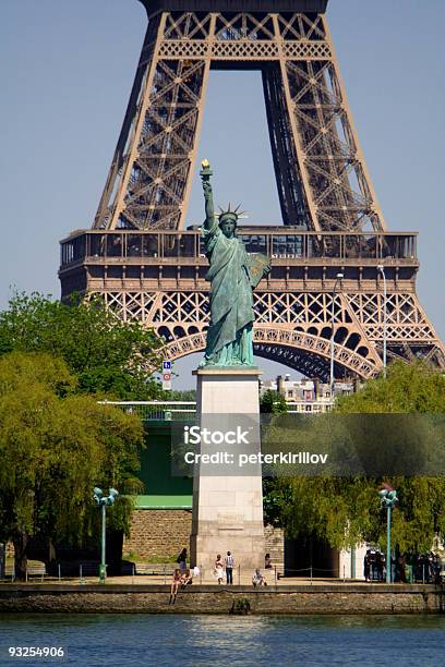 女神の像の前にエッフェル塔パリフランス - 自由の女神のレプリカのストックフォトや画像を多数ご用意 - 自由の女神のレプリカ, パリ, フランス