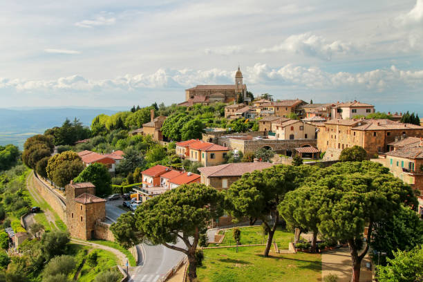 vue de la ville de montalcino de la forteresse, toscane, italie - montalcino photos et images de collection