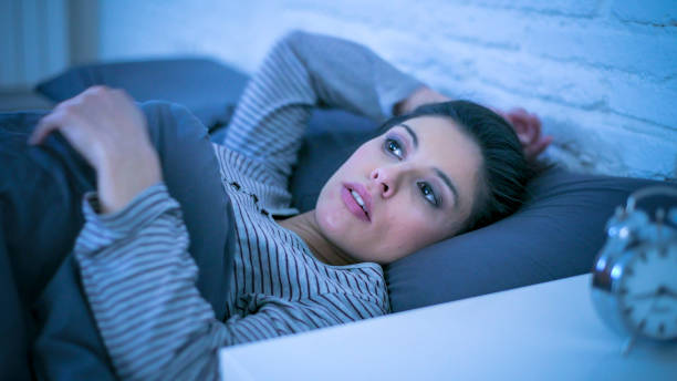 young beautiful sad and worried latin woman suffering insomnia and sleeping disorder problem unable to sleep late at night lying on bed awake feeling stressed and frustrated young beautiful sad and worried latin woman suffering insomnia and sleeping disorder problem unable to sleep late at night lying on bed awake feeling stressed and frustrated horror waking up bed women stock pictures, royalty-free photos & images