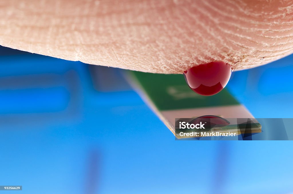 Dedo pricked a liberação para diabéticos Exame de Açúcar no Sangue - Foto de stock de Açúcar royalty-free